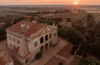 Luftaufnahme des Vestige Son Vell auf Menorca im Sonnenuntergang.