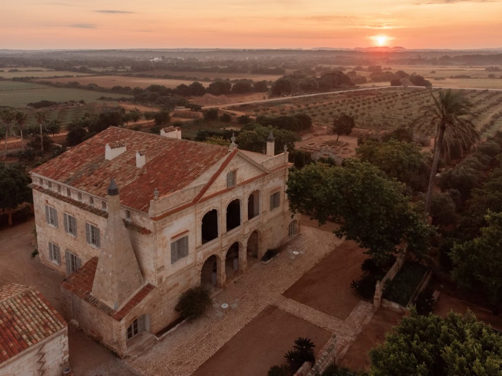 Luftaufnahme des Vestige Son Vell auf Menorca im Sonnenuntergang.