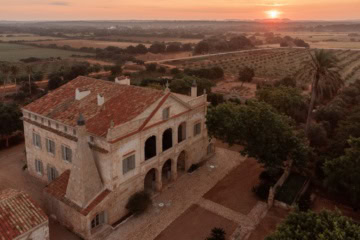 Luftaufnahme des Vestige Son Vell auf Menorca im Sonnenuntergang.