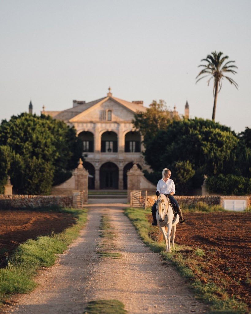 Frau reitet auf einem Pferd im Vestige Son Vell auf Menorca