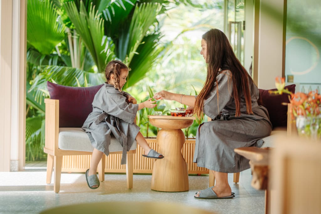 Mutter und Tochter im Spabereich des Avani+ Fare Maldives Resort