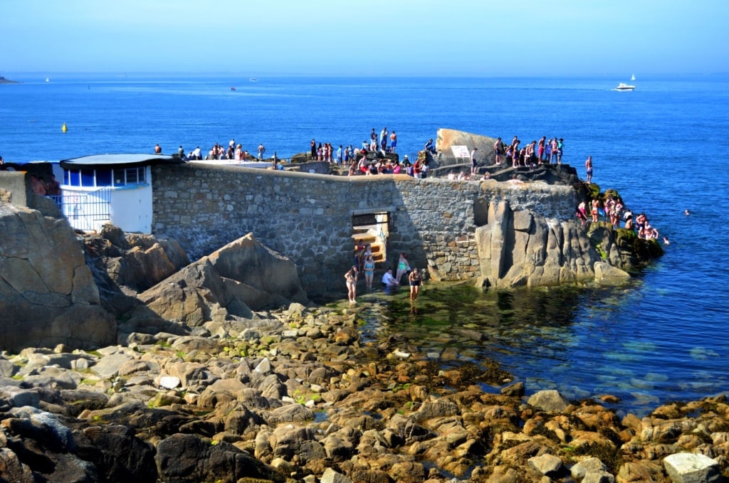 Schwimmer im Sommer am Forty Foot Sandycove