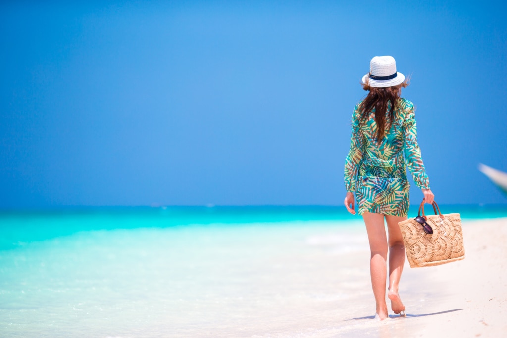 Frau am Strand auf den Malediven