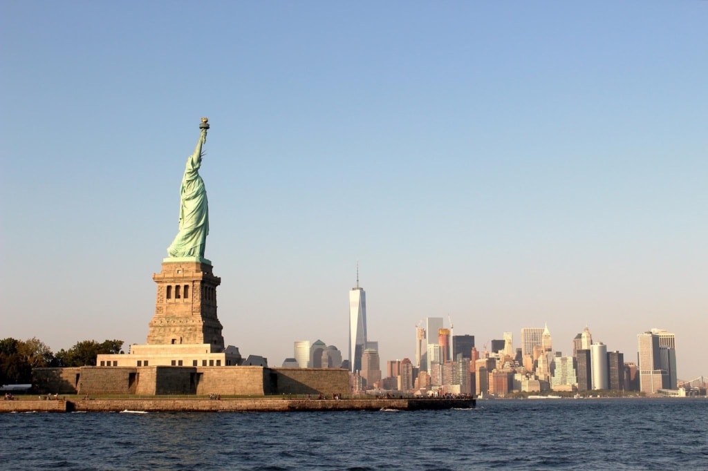 New Yorks Freiheitsstatue mit der Skyline im Hintergrund