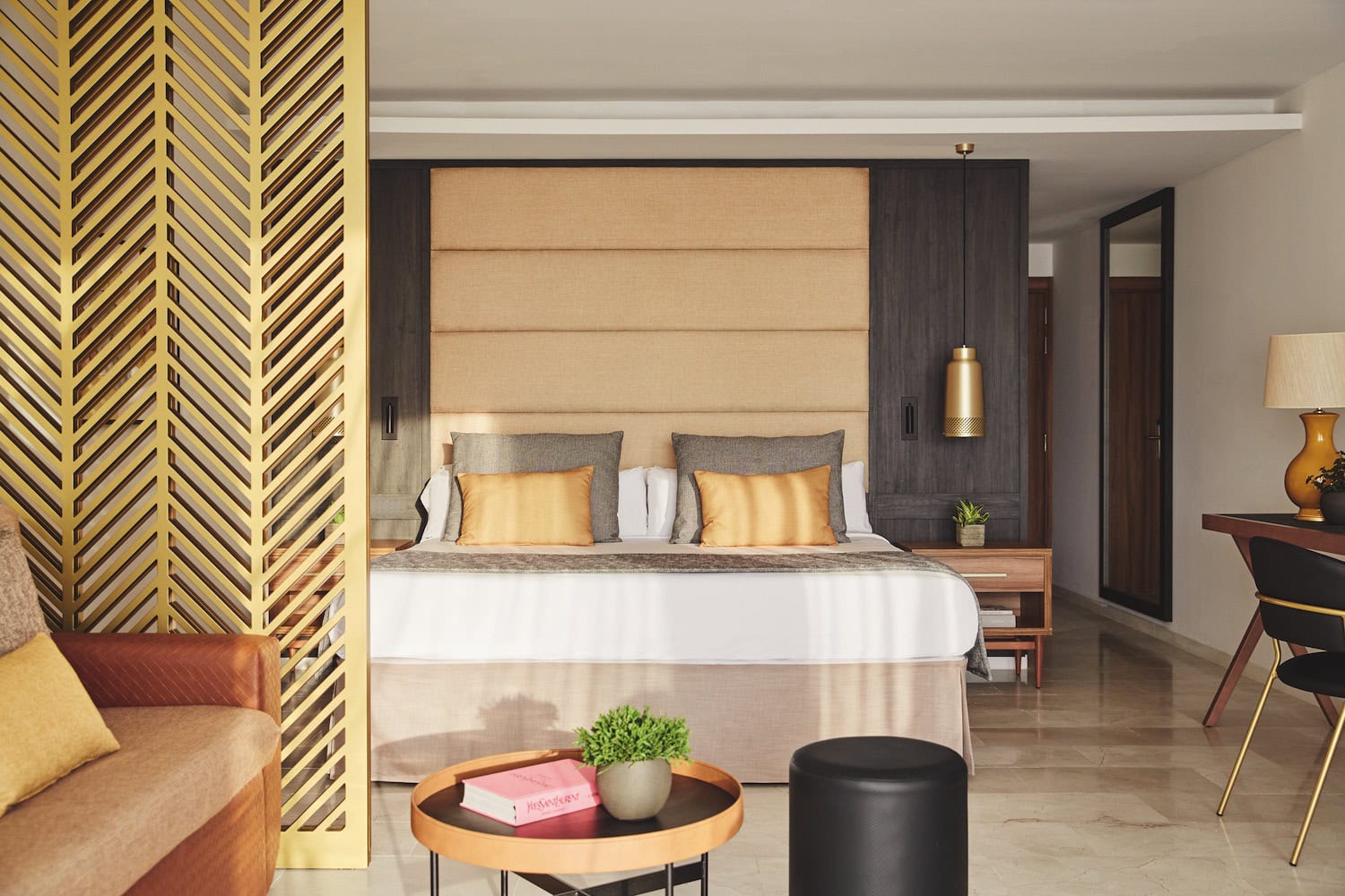 Suite im Zafiro Palace Andratx, mit Blick aufs Doppelbett