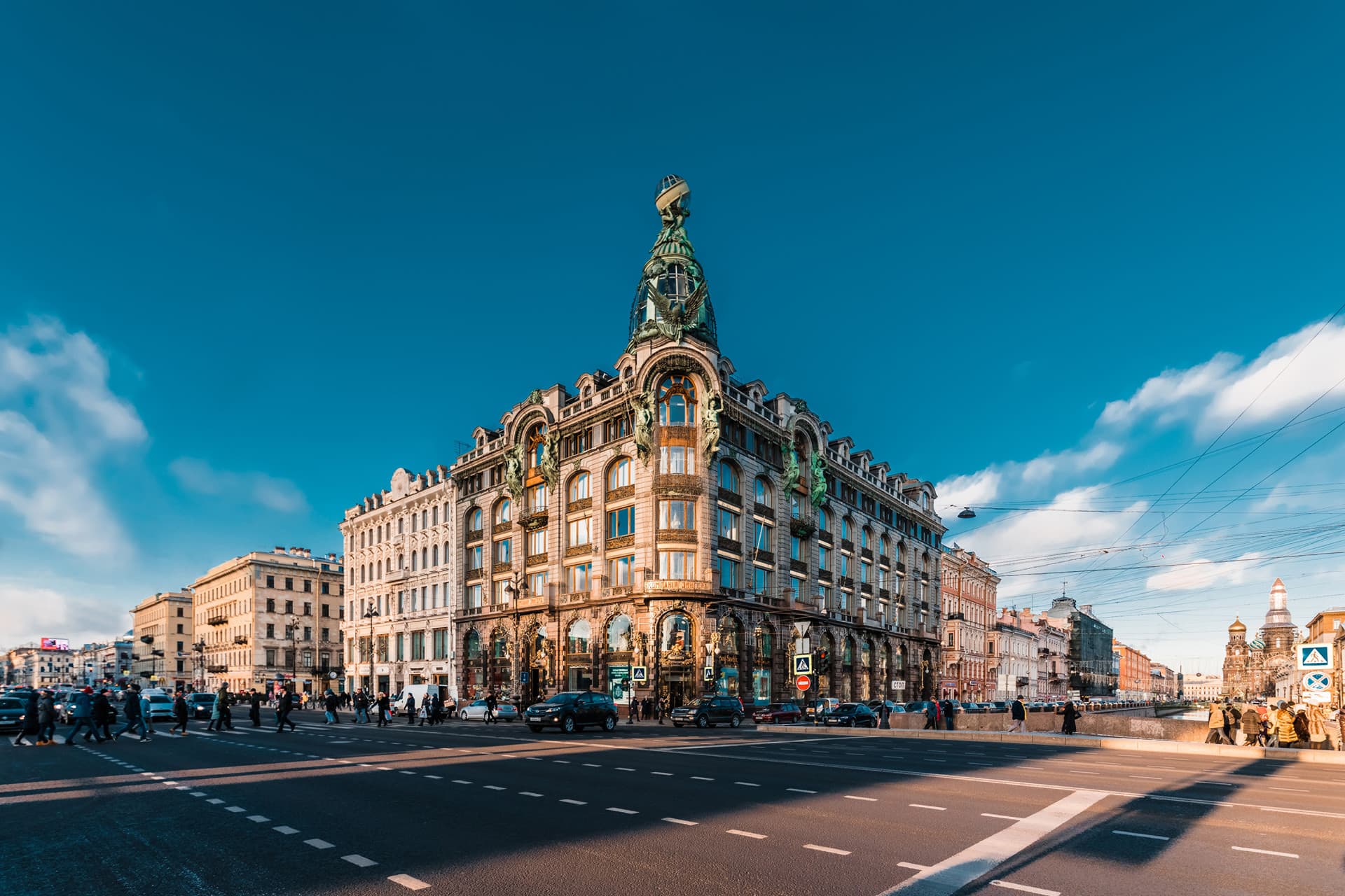 Nevsky Prospekt in St. Petersburg an sonnigem Tag