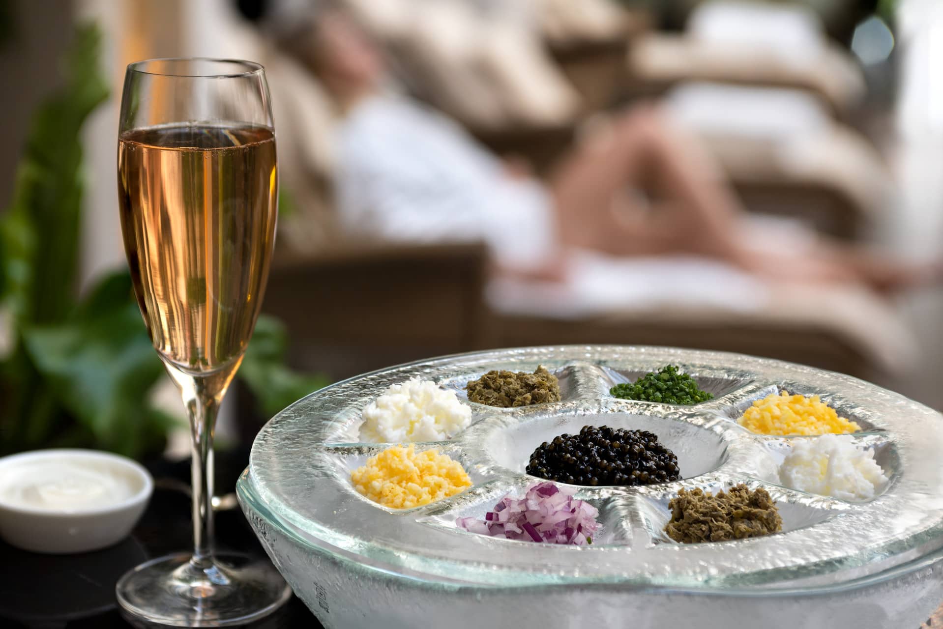 Kaviar-Tasting mit einem Glas Champagne