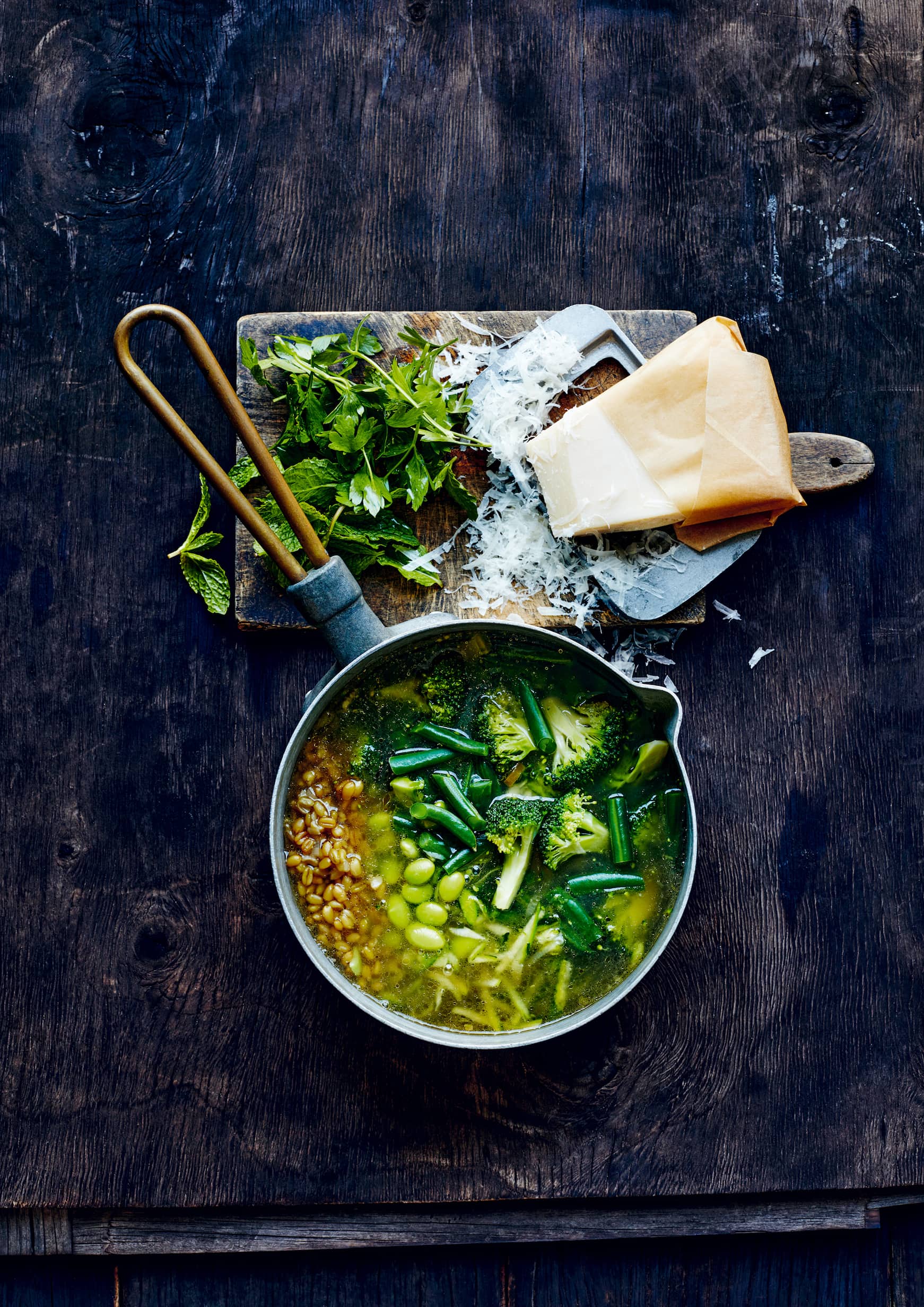 Grüne Minestrone Suppe aus dem Kochbuch von Donna Hay