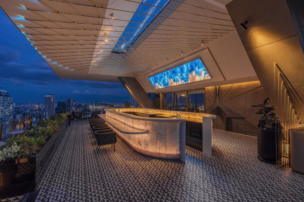 Luz Bar über der Stadt in Bangkok