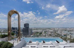 Rooftop-Pool über den Dächern Bangkoks