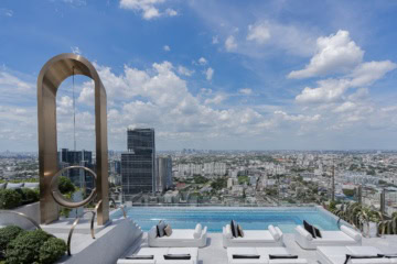 Rooftop-Pool über den Dächern Bangkoks