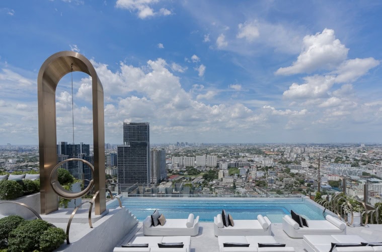 Rooftop-Pool über den Dächern Bangkoks