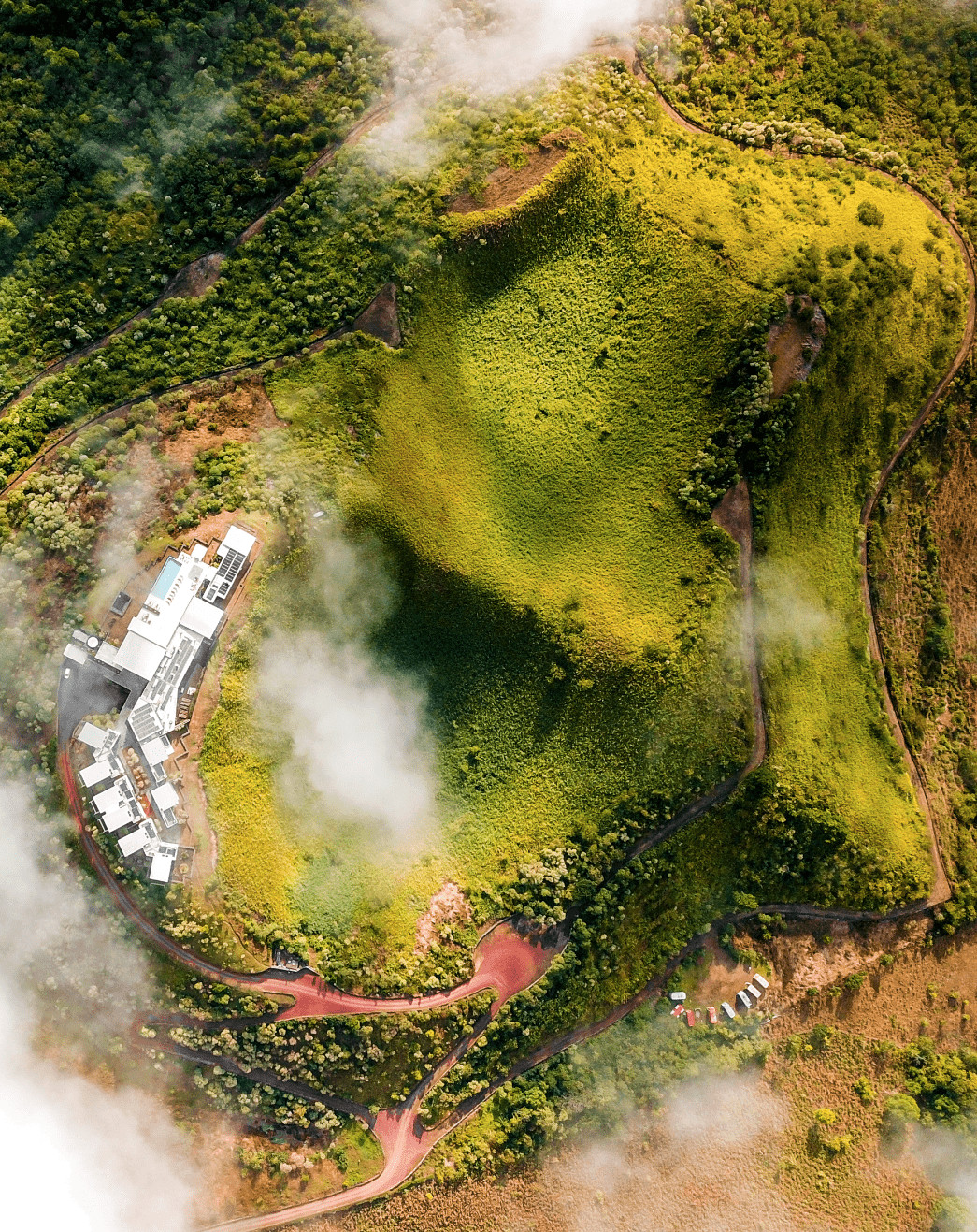 Drohnenaufnahme eines Eco-Resorts auf den Galapagos-Inseln