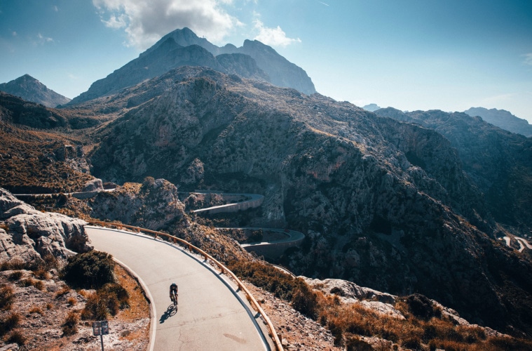 Einsamer Fahrradfahrer auf der berühmten Sa Calobra Straße auf Mallorca, Spanien