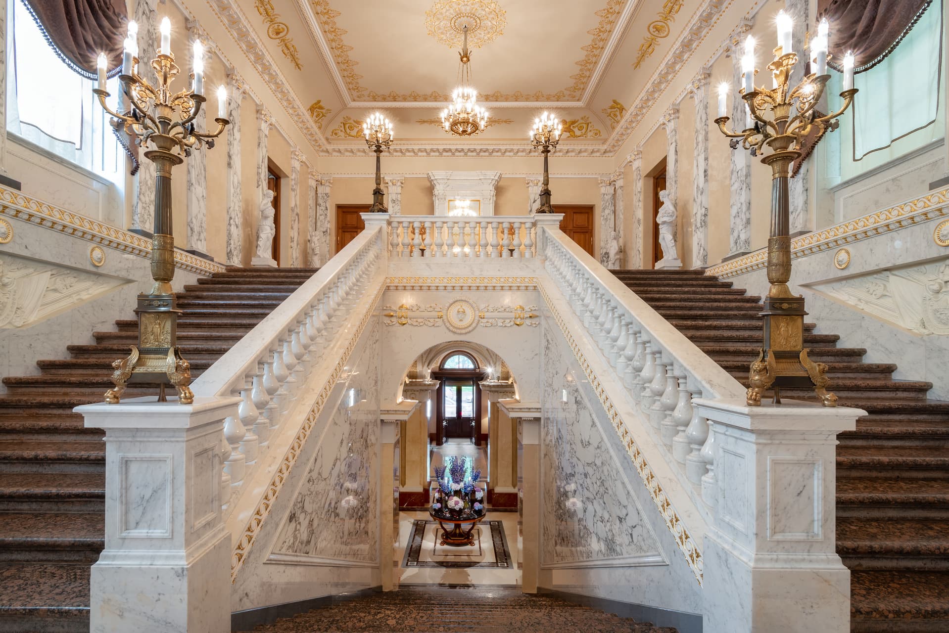 Treppenhaus eines Luxushotels in St. Petersburg aus Marmor, Struck und Gold