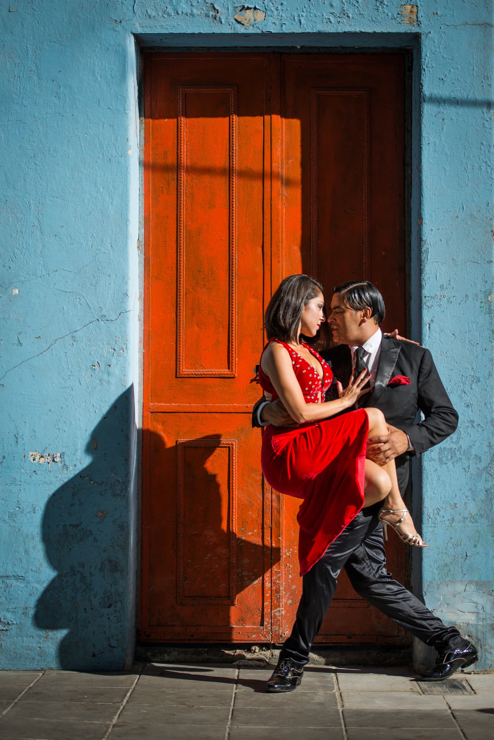Frau und Mann tanzen Tango auf einer Straße in Argentinien