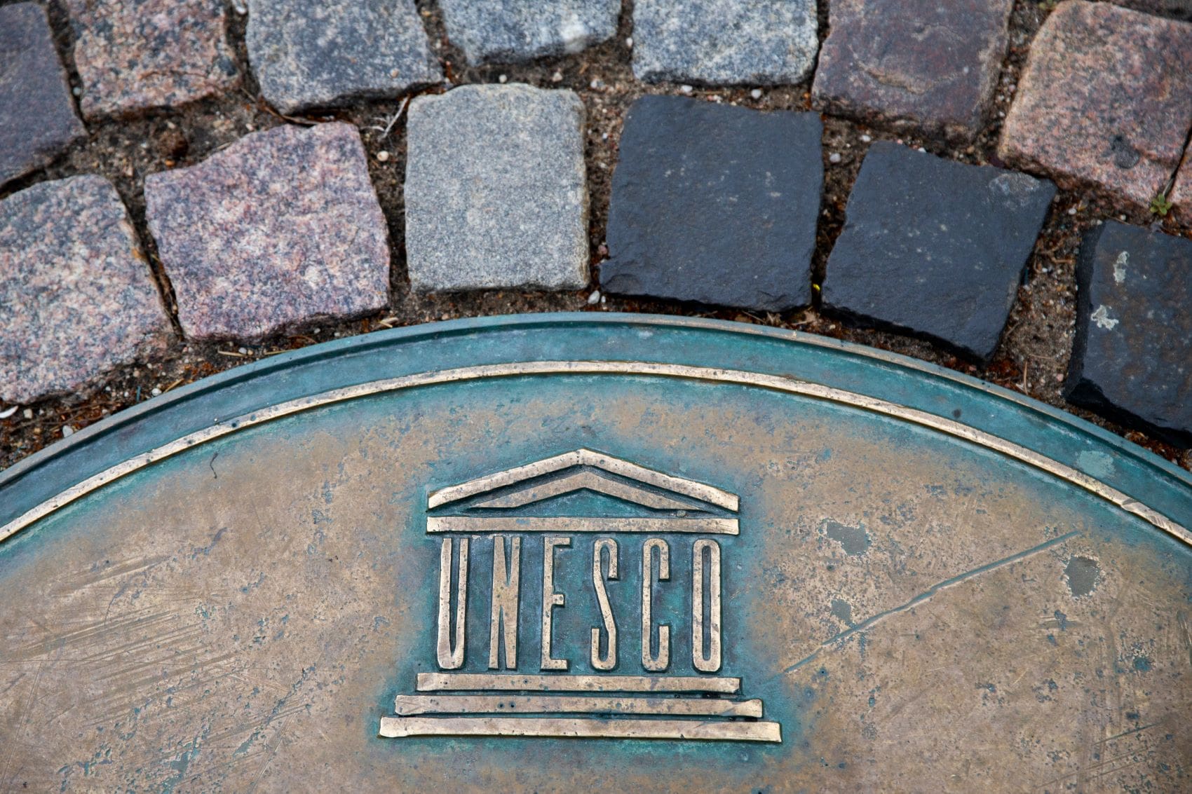 Unesco-Zeichen auf Bürgersteig 