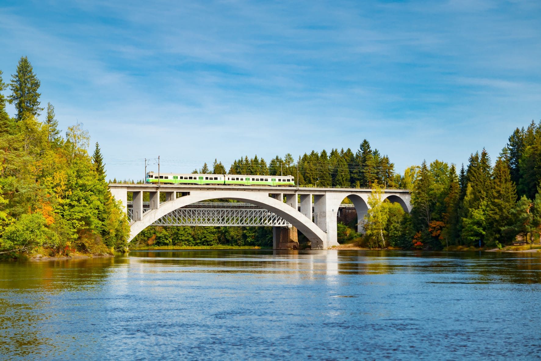 Zug in Finnland überquert Brücke