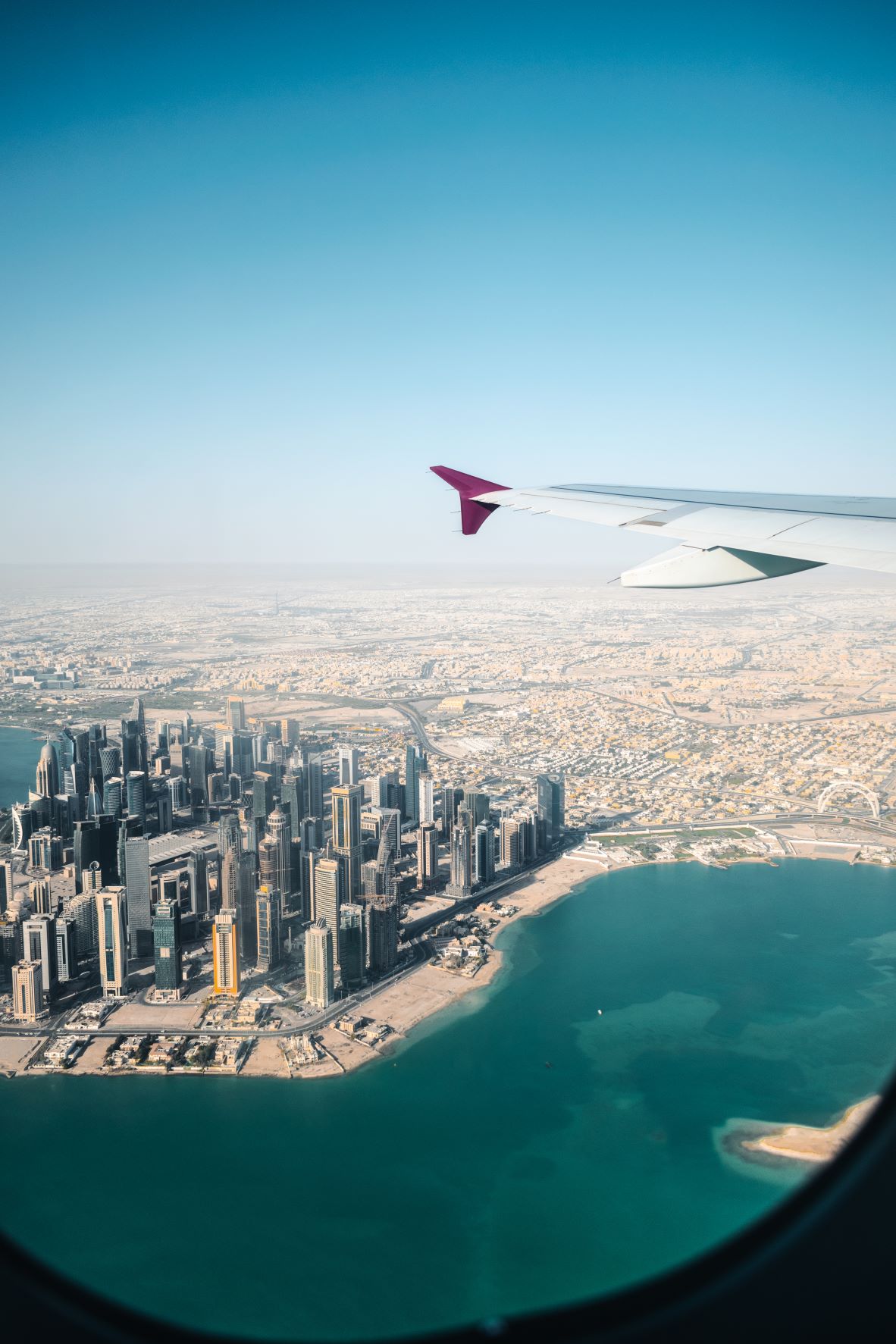 Blick auf Doha aus dem Flugzeug 