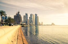 Strand und Skyline in Doha, Katar