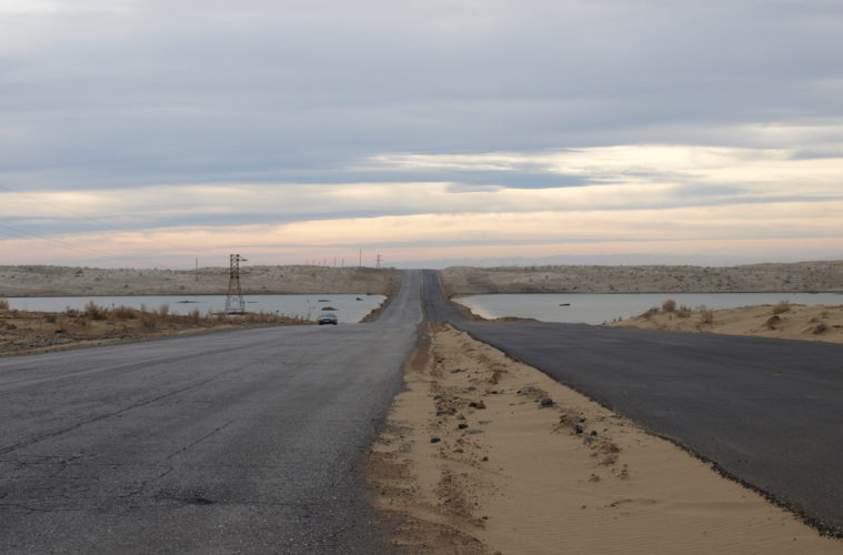 Unbeliebte Reiseziele: menschenleere Straße in Turkmenistan