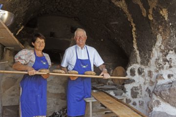 Ehepaar Premstaller auf ihrem Hof beim Backen des Südtiroler Brots