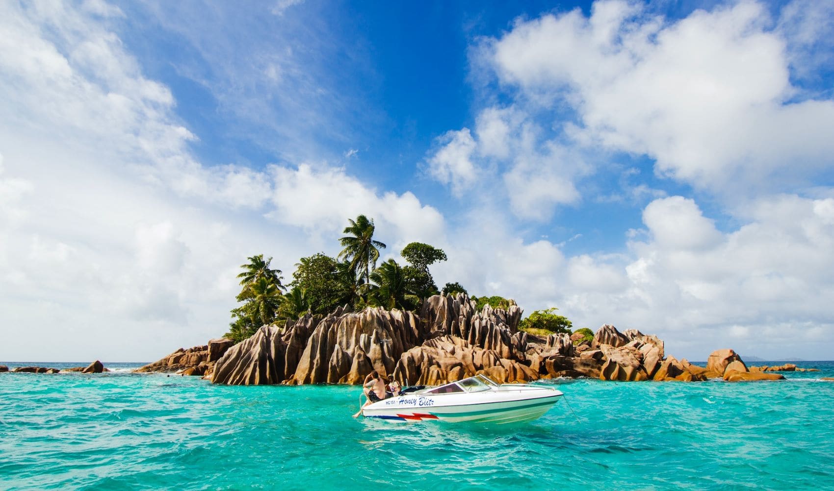 Boot vor Insel auf Seychellen 