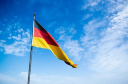 Deutschland-Fahne weht im Wind
