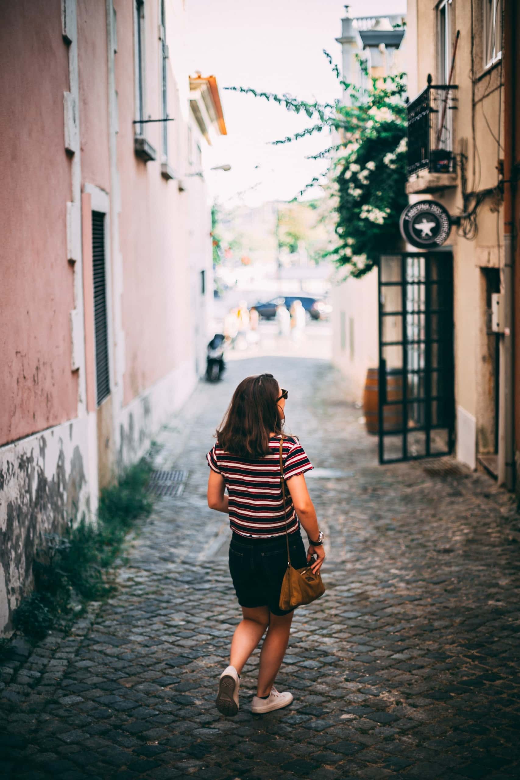 Frau läuft durch das Viertel Belem in Lissabon