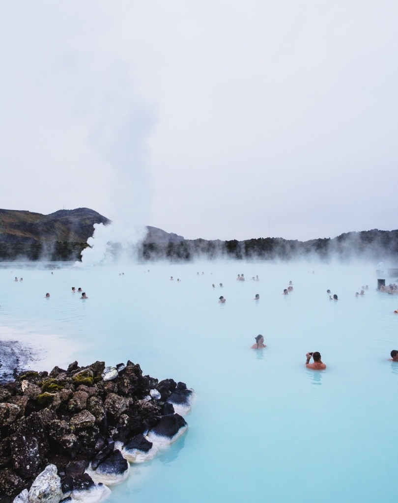 Menschen schwimmen in Blauer Lagune auf der Halbinsel Reykjanes in Island