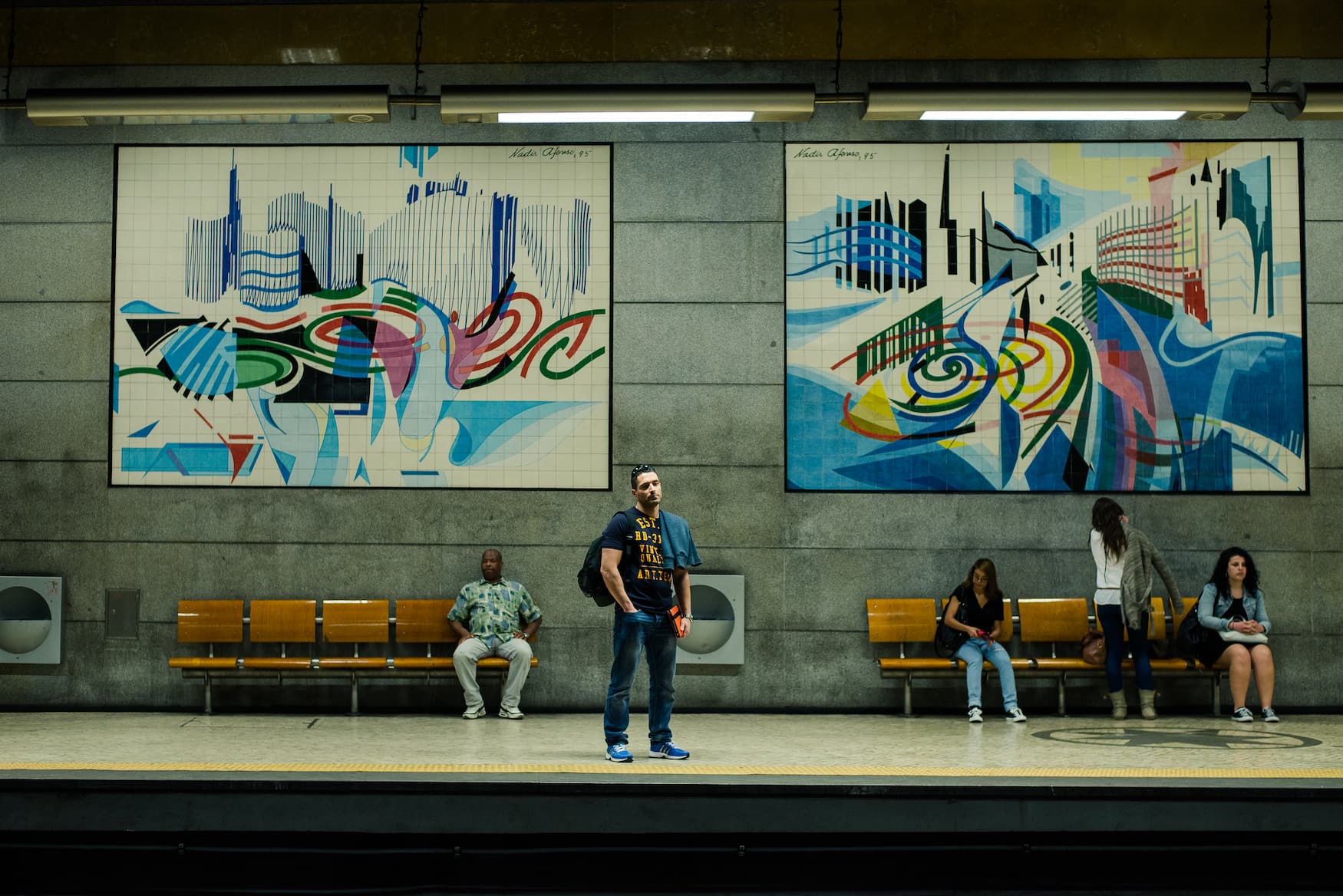 Menschen warten an einer U-Bahn-Station in Lissabon