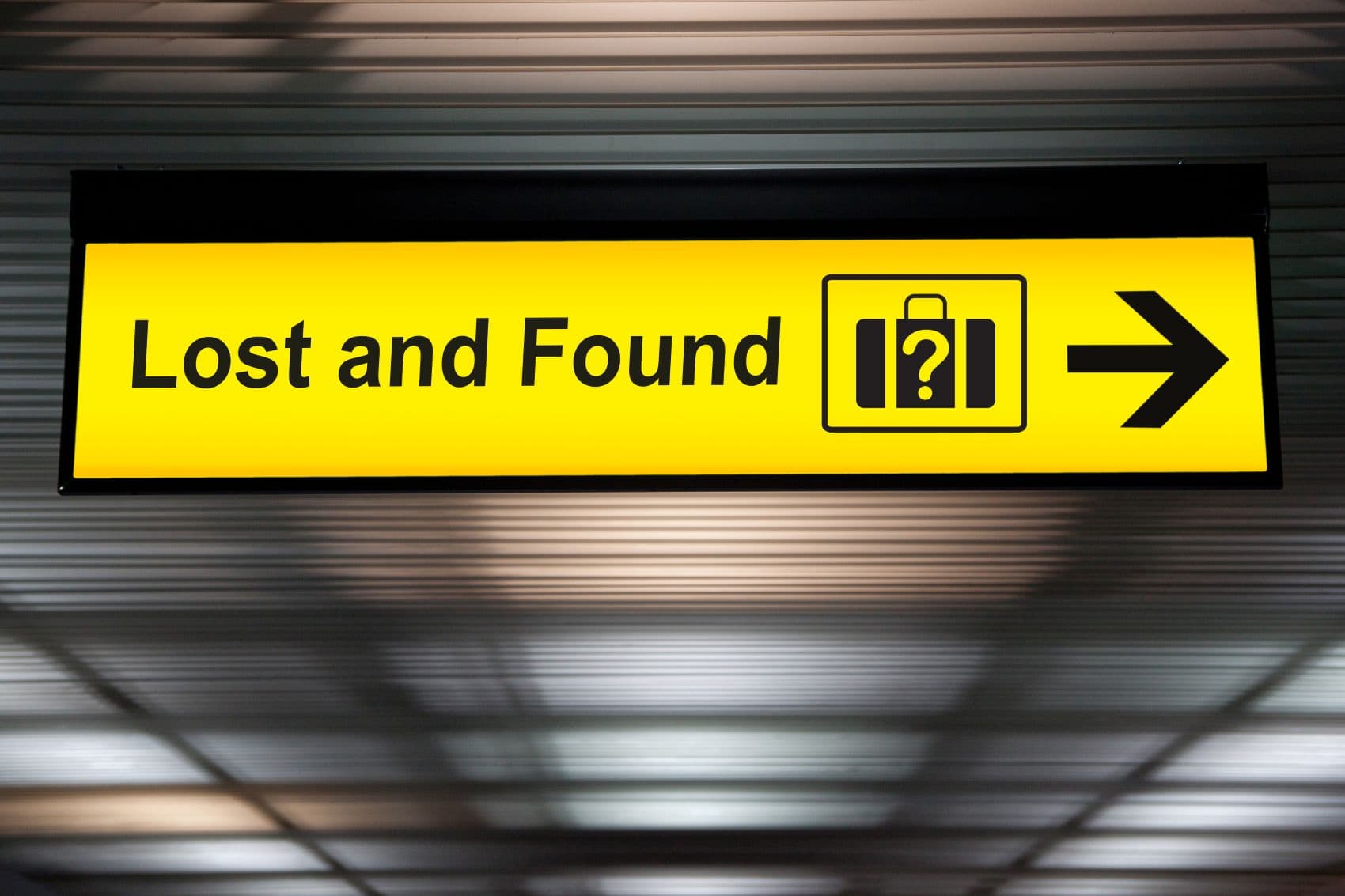 Lost-and-found-Orientierungsschild am Flughafen 