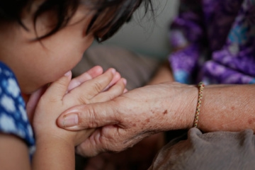 Andere Länder andere Sitten: Kind begrüßt Oma in Thailand
