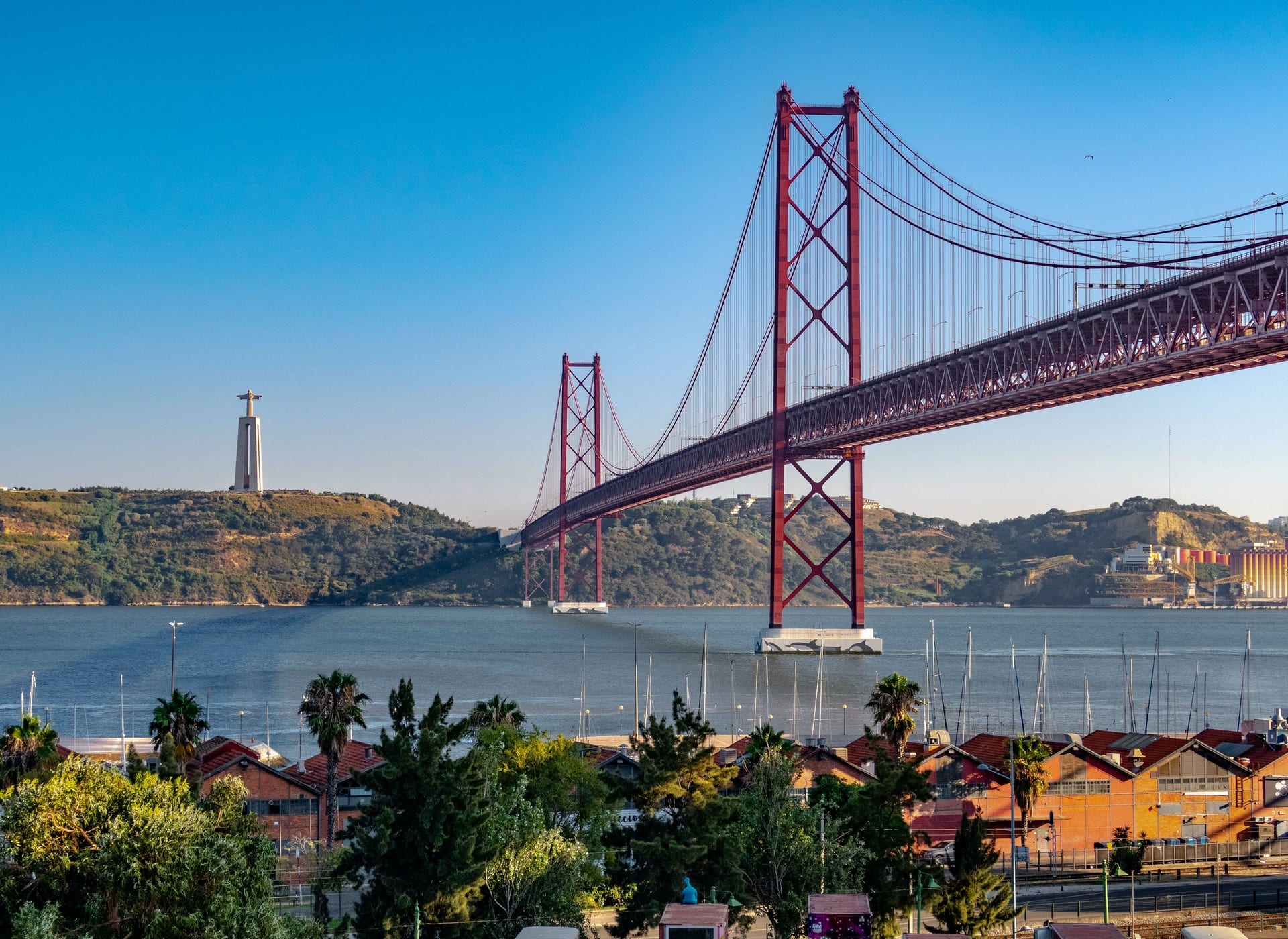 Blick auf Brücke und Cristo Rei Statue in Lissabon
