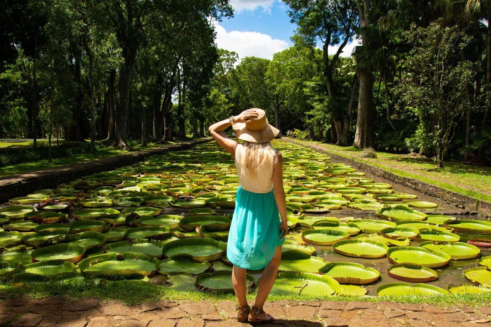 Frau im Botanischen Garten Pamplemousse auf Mauritius