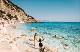 Auf Sardinien gibt es traumhafte Strände und Buchten zu erkunden, wie etwa wie Cala Gonone