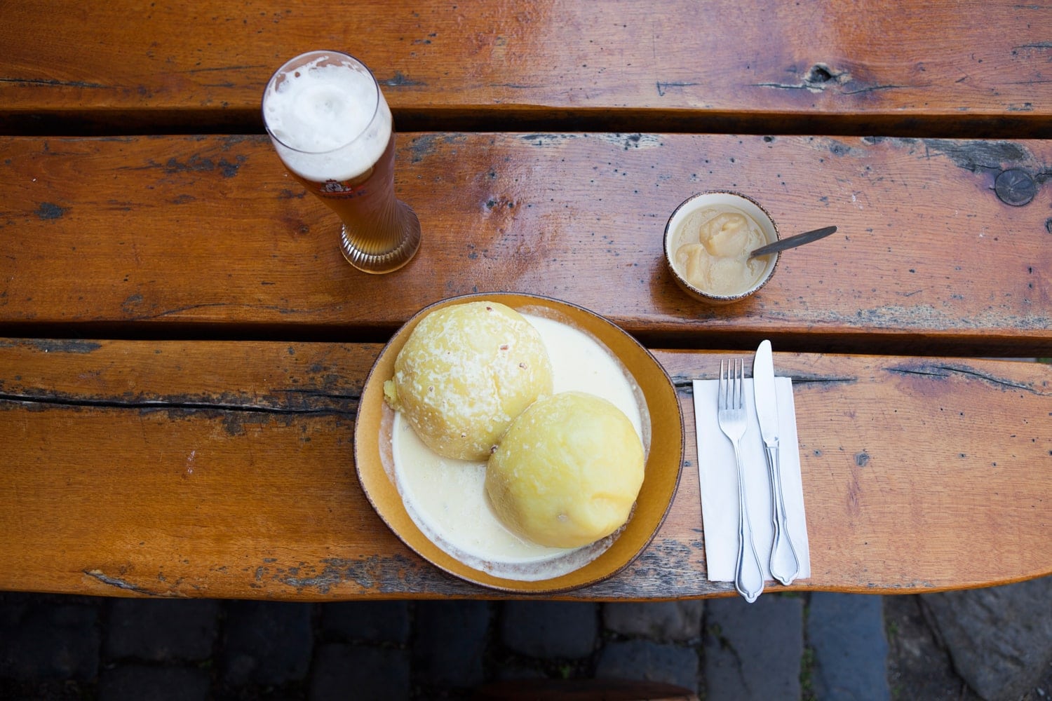 Gefüllte Klöse und Bier auf Tisch 