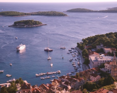 Segelschiffe im Hafen von Hvar, Kroatien