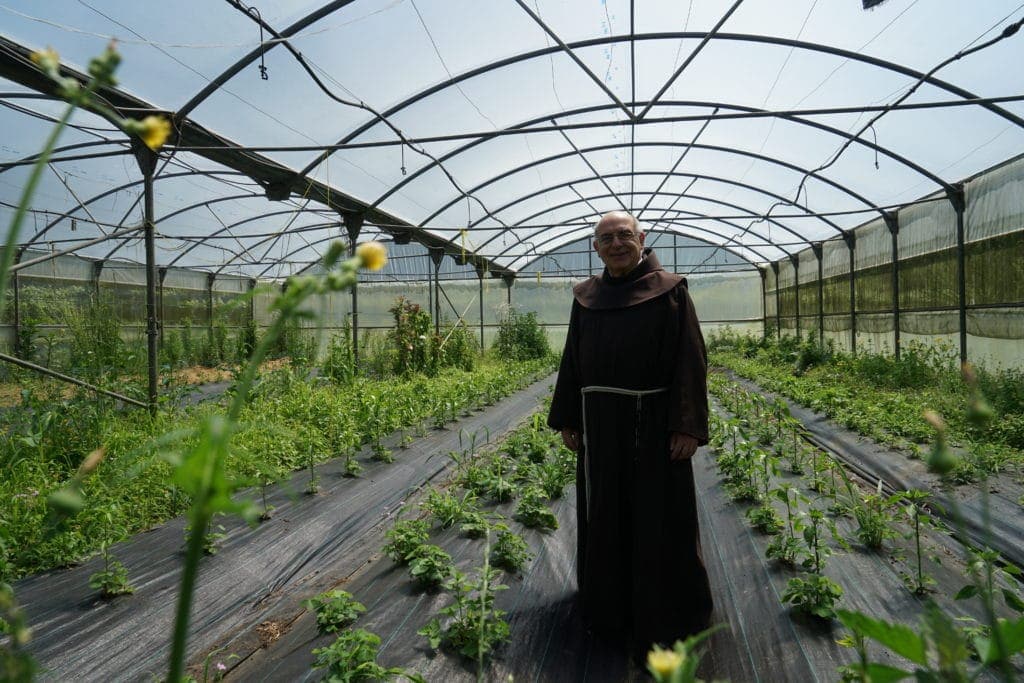 Padre Francisco Honrubia am Geburtsort der Piementos de Patrón