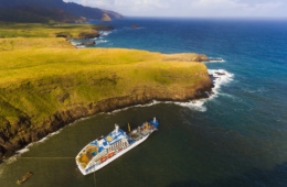 Das Frachtschiff Aranui 5 hat einige Plätze für abenteuerlustige Touristen an Bord.