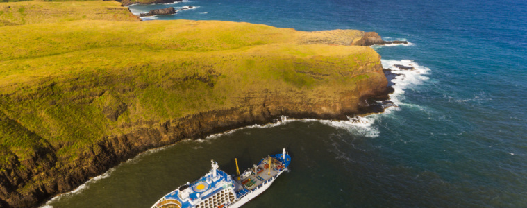 Das Frachtschiff Aranui 5 hat einige Plätze für abenteuerlustige Touristen an Bord.