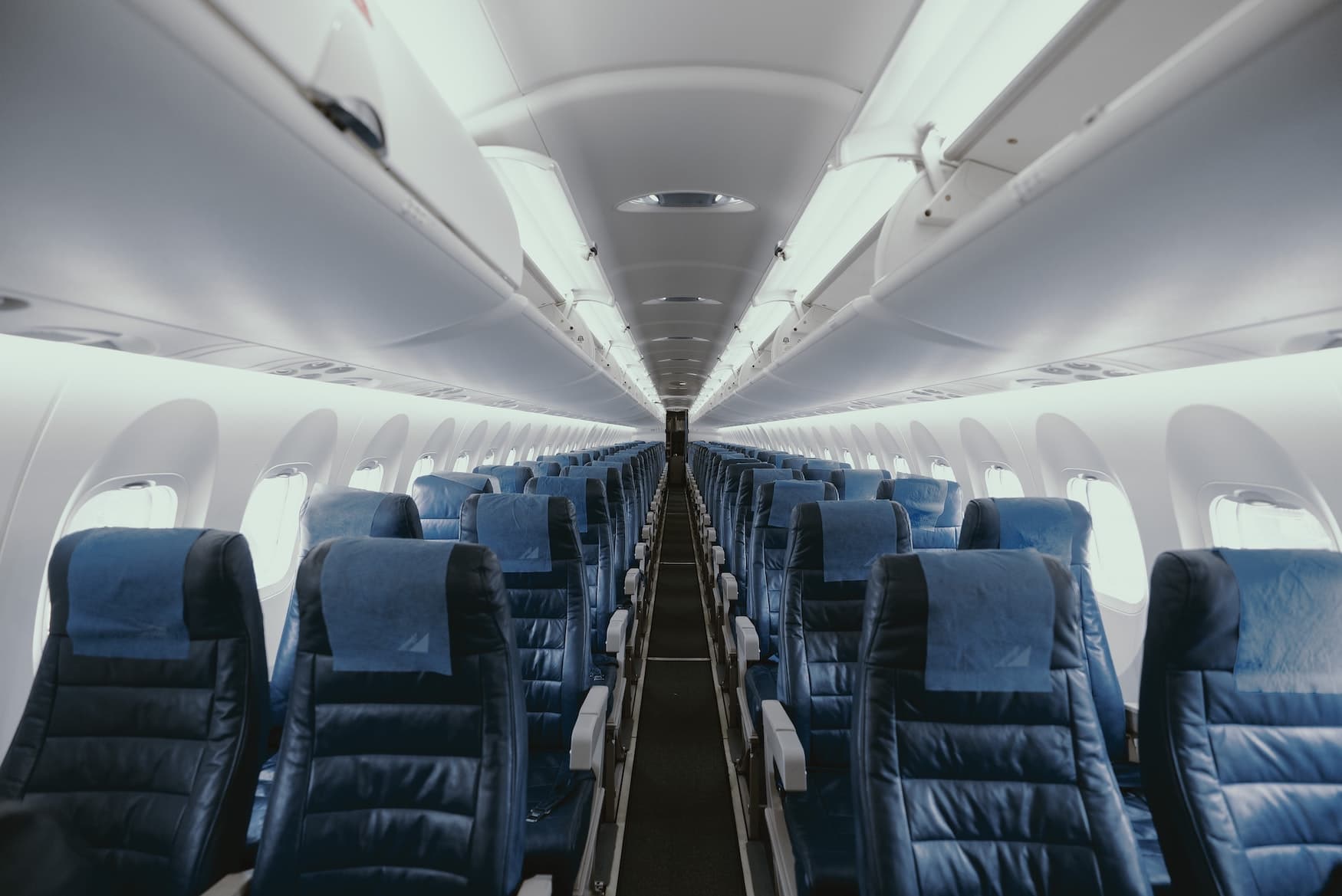 Leere Sitzplätze in Flugzeug