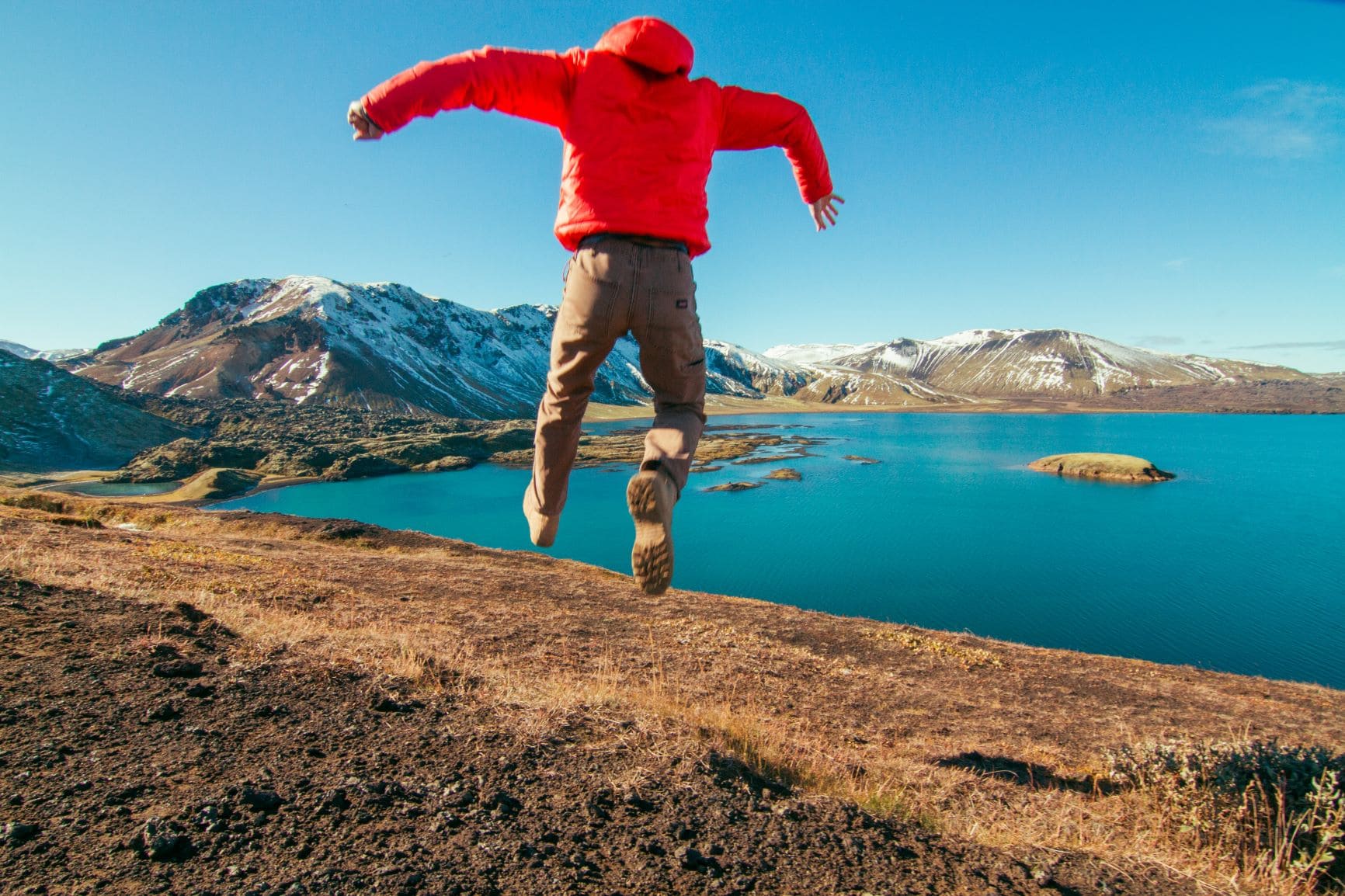 Mann in Island springt in die Luft 