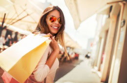Junge Frau mit Sonnenbrille beim Shoppen