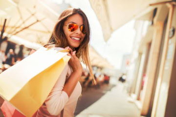 Junge Frau mit Sonnenbrille beim Shoppen