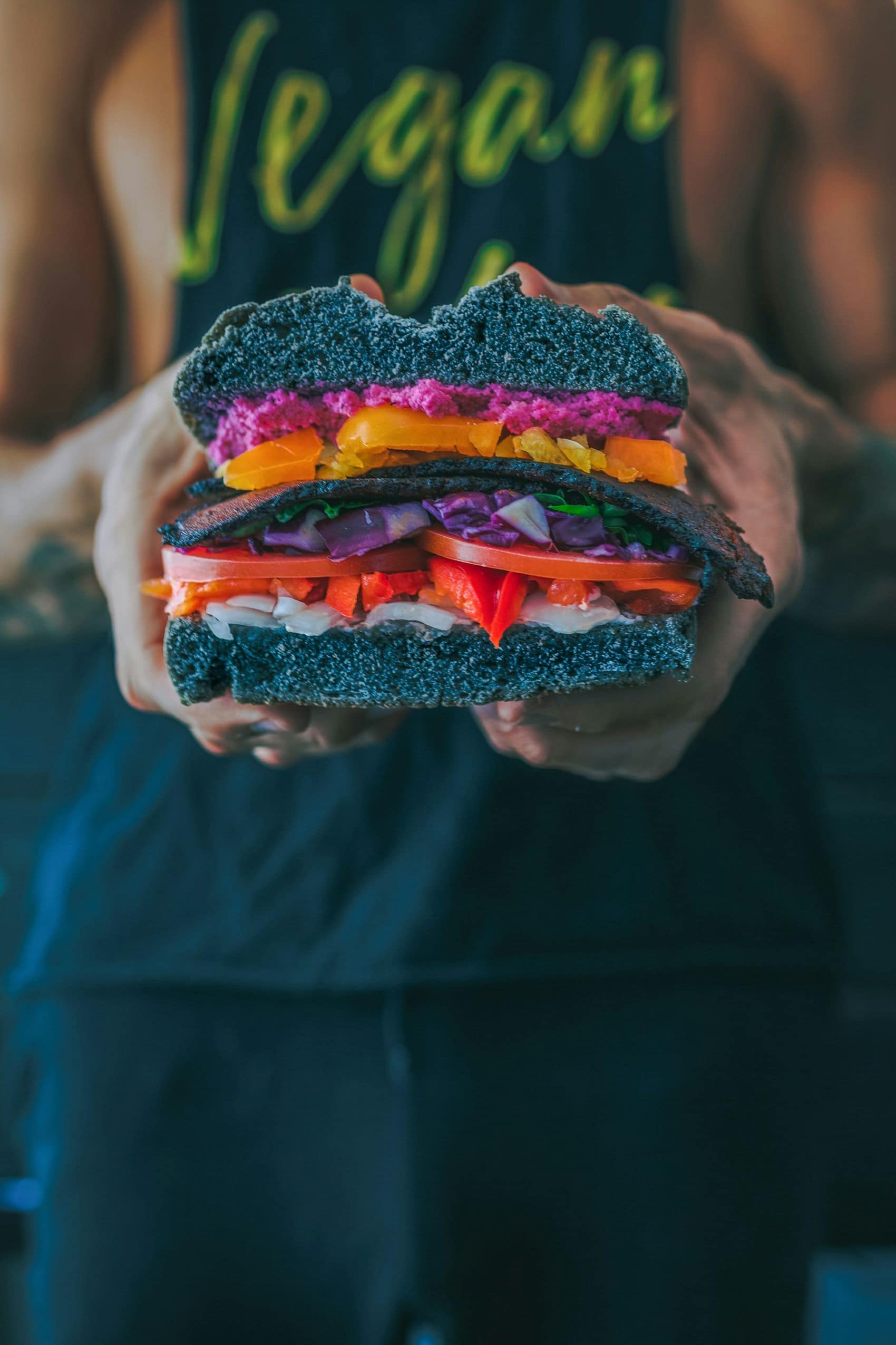 Person hält veganen Sandwich in Händen 