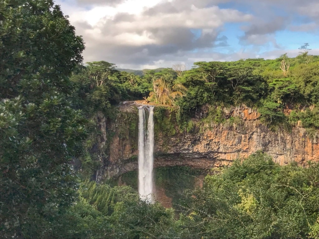Der Chamarel Wasserfall ist eine der schönsten Sehenswürdigkeiten auf Mauritius.