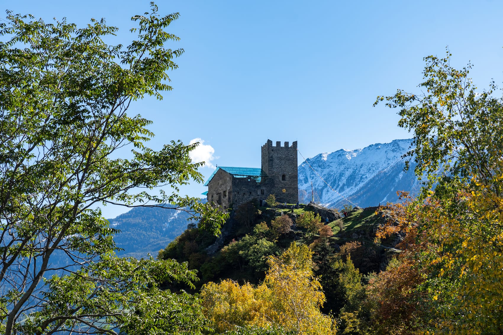 Das Schloss Juval liegt entlang der schönsten Wanderrouten im Vinschgau.