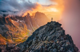 Wanderer steht auf einem Berg in der Hohen Tatra in der Slowakei