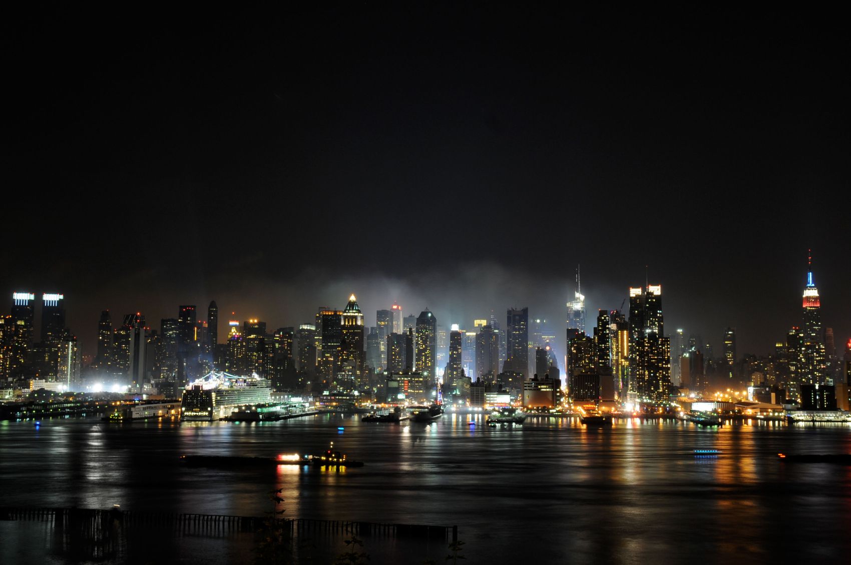 Skyline von New York in der Nacht 